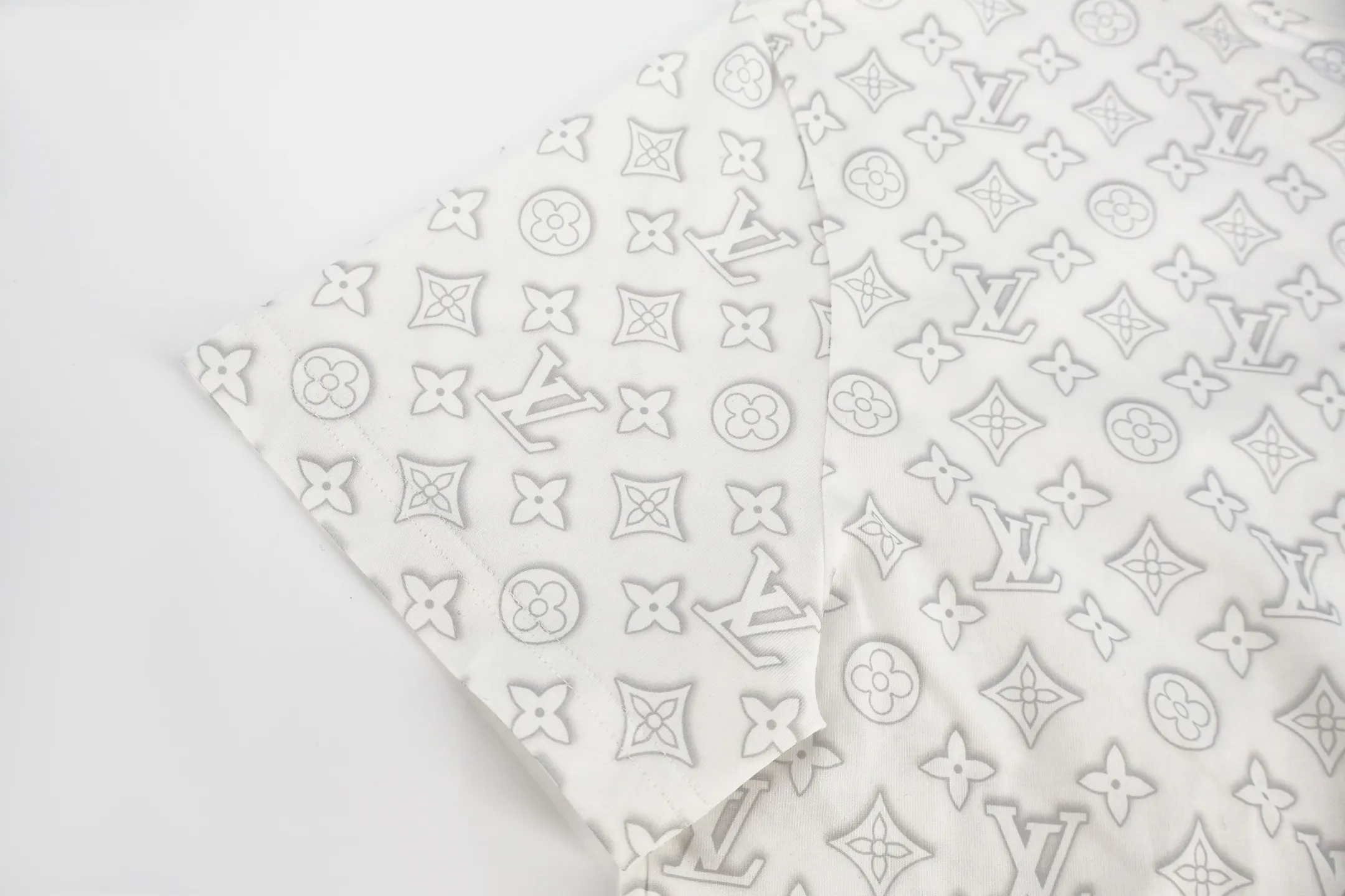 🅿️270 1v classic all-over printed short-sleeve. The original version was purchased and developed in 5529. It is made of 16-count single-sided high-quality fine cotton with 1*1 Salona thread. After the garment is finished, special fabrics are fermented and washed to increase the softness of the garment and make it skin-friendly and close-fitting. The printing adopts the direct-injection process on the cloth, and the infrared laser cutting machine is used to position the presbyopia all over the body. Customized 1:1 trademark. Size:S-M-L-XL